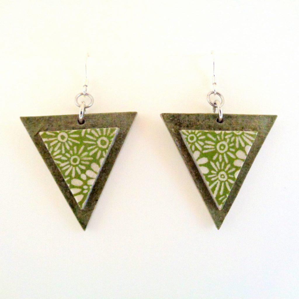Boucles d'oreille en carton - Triangle - Vert olive/Vert fleurs - Argent 925