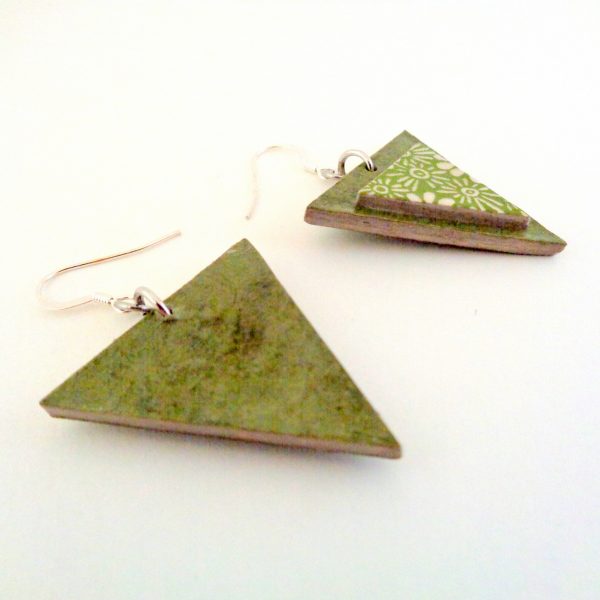 Boucles d'oreille en carton - Triangle - Vert olive/Vert fleurs - Argent 925