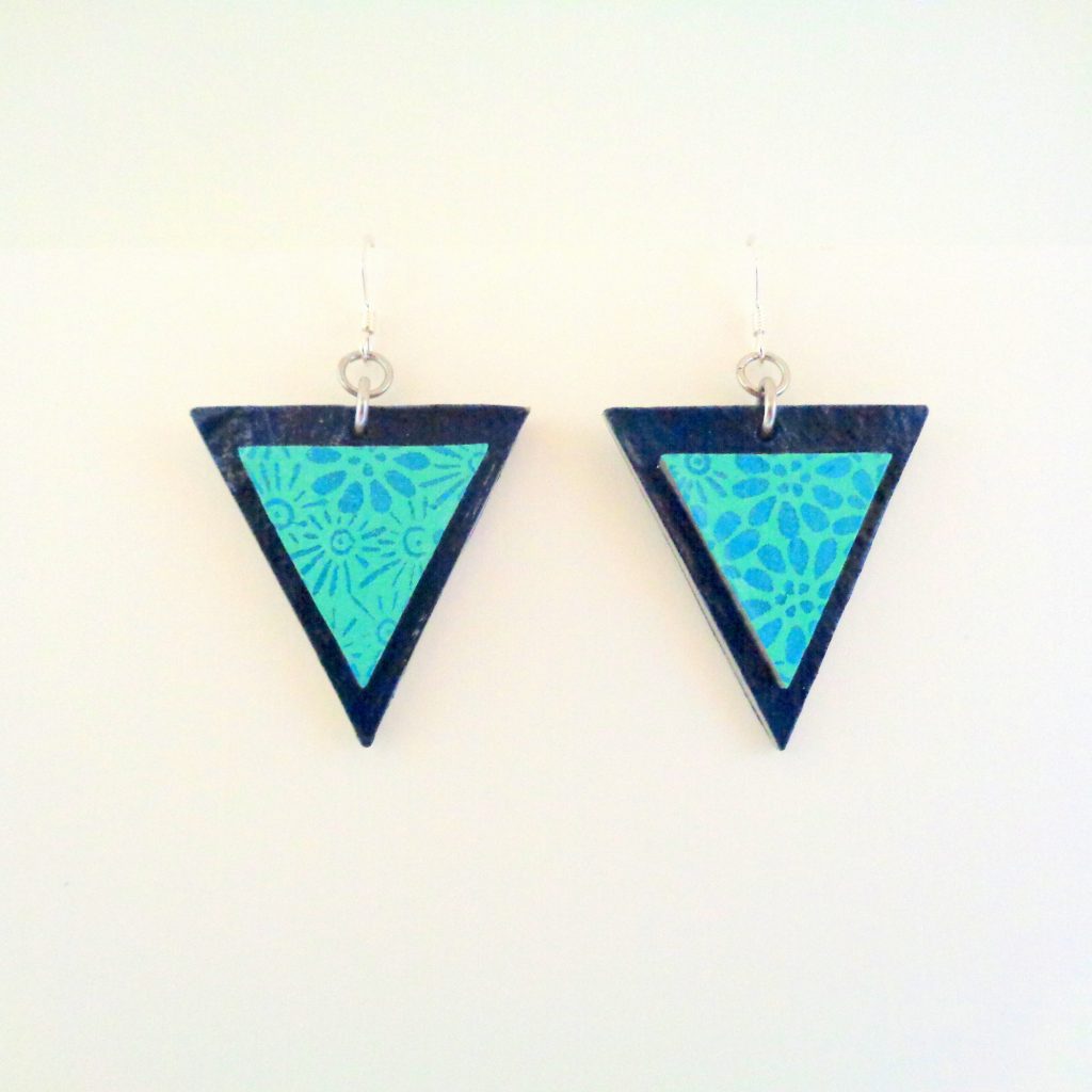Boucles d'oreille en carton - Triangle - Bleu outremer/Fleurs bleues - Argent 925
