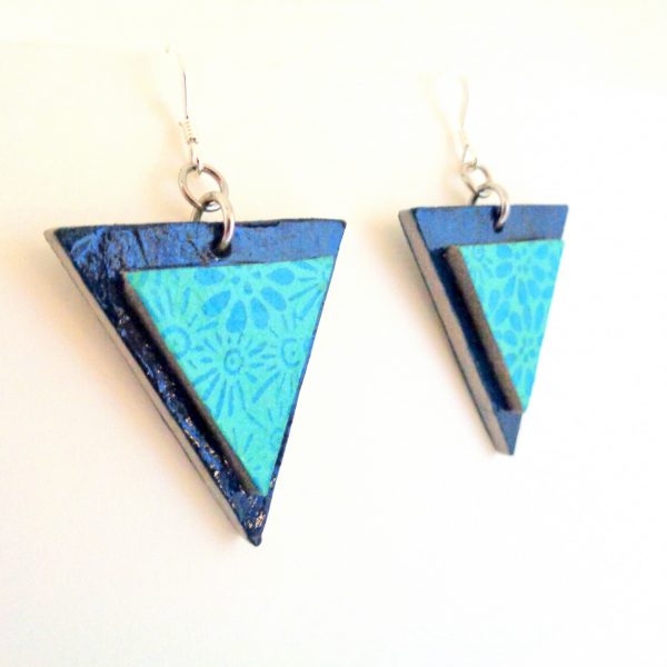 Boucles d'oreille en carton - Triangle - Bleu outremer/Fleurs bleues - Argent 925