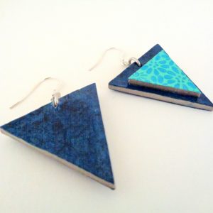 Boucles d'oreille en carton - Triangle - Bleu outremer/Fleurs bleues - Argent 925 – Image 3