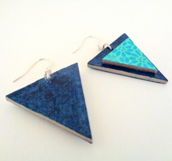 Boucles d'oreille en carton - Triangle - Bleu outremer/Fleurs bleues - Argent 925