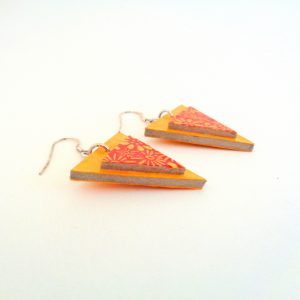 Boucles d'oreille en carton - Triangle - Jaune ocre/Fleurs orange - Argent 925 – Image 2