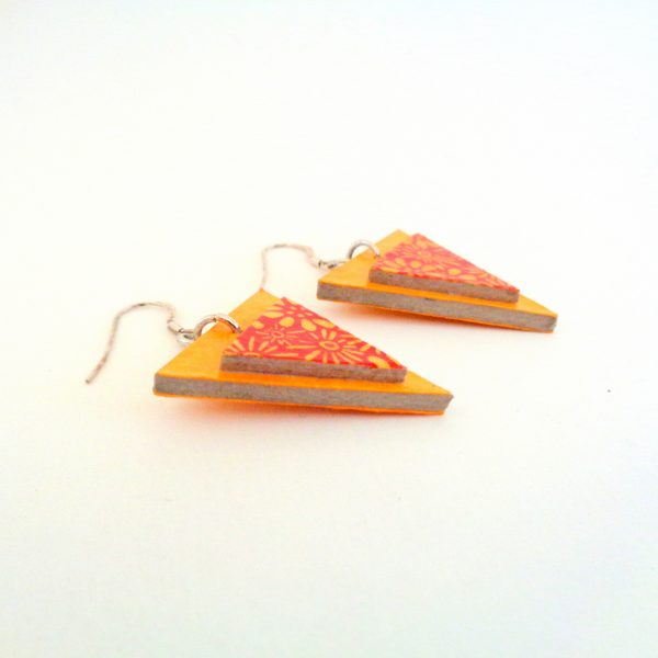 Boucles d'oreille en carton - Triangle - Jaune ocre/Fleurs orange - Argent 925