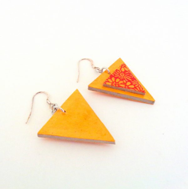 Boucles d'oreille en carton - Triangle - Jaune ocre/Fleurs orange - Argent 925
