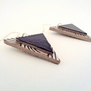 Boucles d'oreille en carton - Triangle - Blanc noeuds/Noir - Argent 925 – Image 2