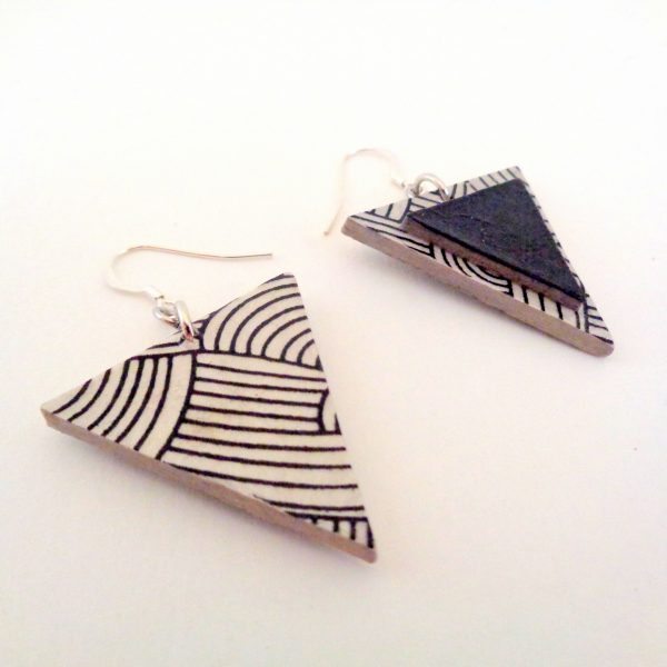 Boucles d'oreille en carton - Triangle - Blanc noeuds/Noir - Argent 925