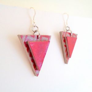 Boucles d'oreille en carton - Triangle - Gris motifs géo/Rouge carmin - Argent 925 – Image 2