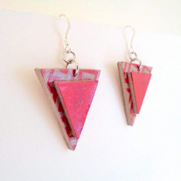 Boucles d'oreille en carton - Triangle - Gris motifs géo/Rouge carmin - Argent 925