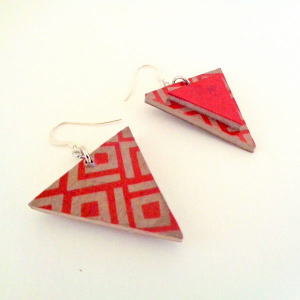 Boucles d'oreille en carton - Triangle - Gris motifs géo/Rouge carmin - Argent 925
