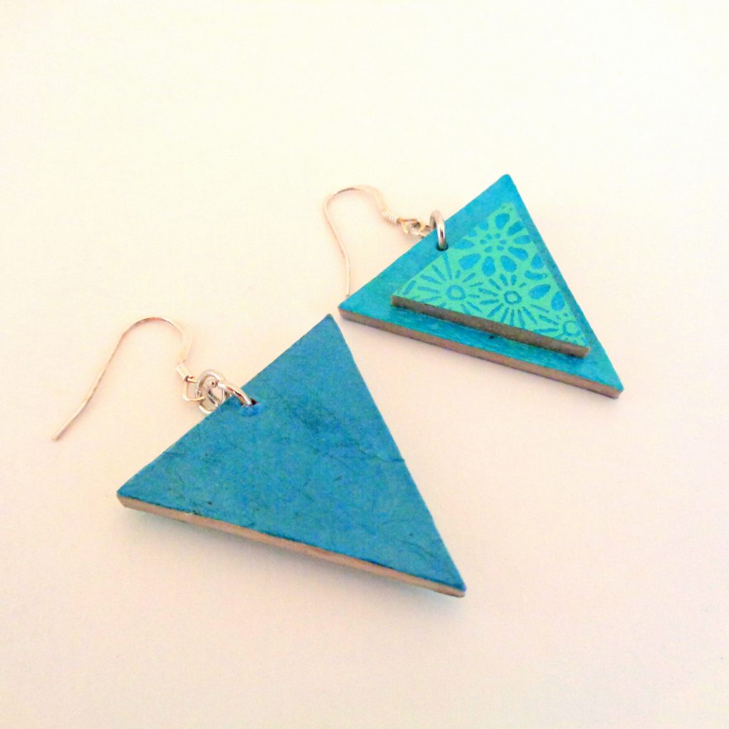 Boucles d'oreille en carton - Triangle - Bleu cyan/Fleurs bleu - Argent 925
