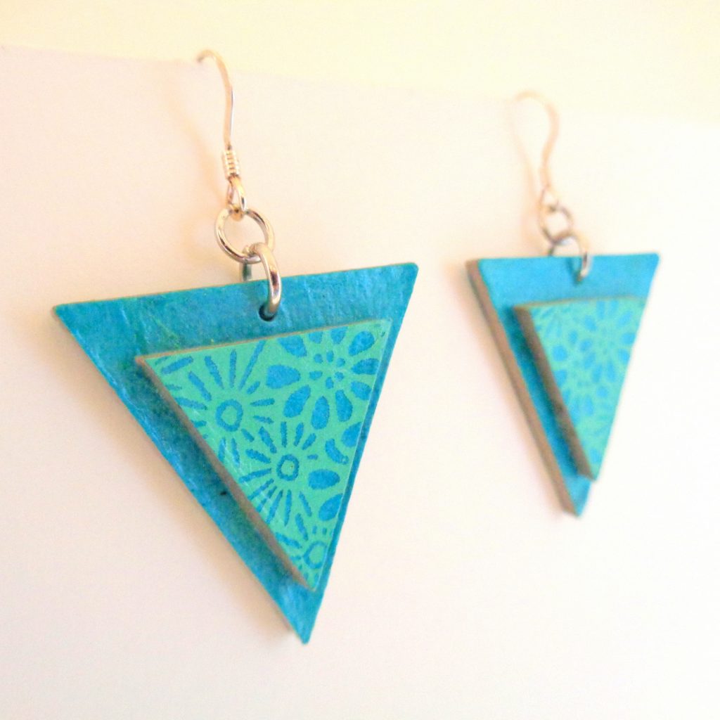 Boucles d'oreille en carton - Triangle - Bleu cyan/Fleurs bleu - Argent 925