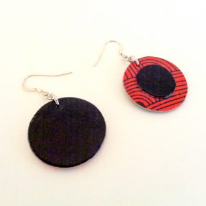 Boucles d'oreille en carton - Petites Rondes X2 - "Rouge Nœuds"/Noir - Argent 925 – Image 2