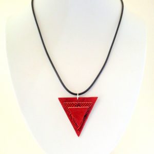 Pendentif triangle en carton - Rouge carmin/"Rouge noeuds" – Image 3