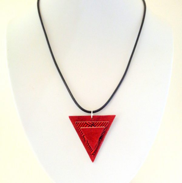 Pendentif triangle en carton - Rouge carmin/"Rouge noeuds"