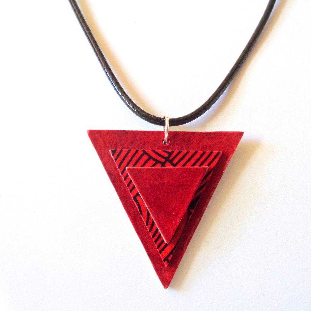 Pendentif triangle en carton - Rouge carmin/"Rouge noeuds"