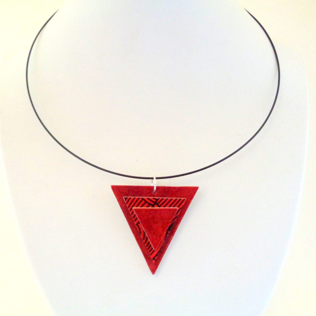 Pendentif triangle en carton - Rouge carmin/"Rouge noeuds"