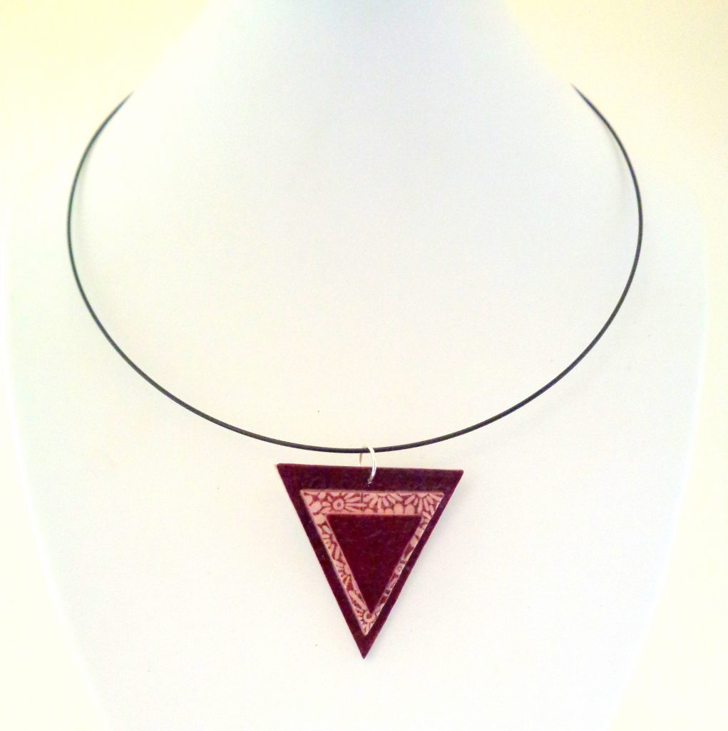 Pendentif triangle en carton - Bordeaux/Fleurs bordeaux