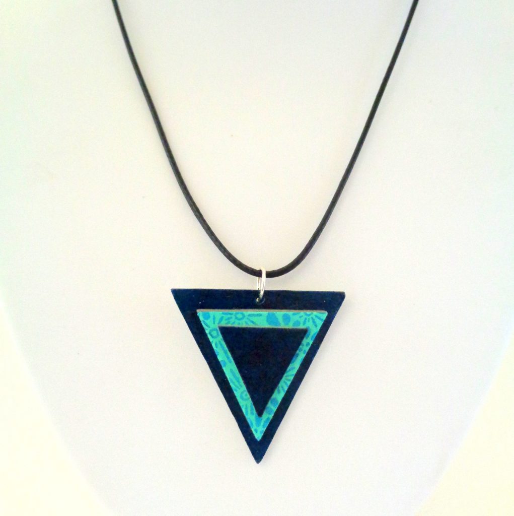 Pendentif triangle en carton - Bleu outremer/Fleurs bleues