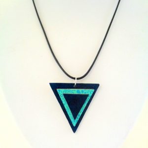 Pendentif triangle en carton - Bleu outremer/Fleurs bleues – Image 2