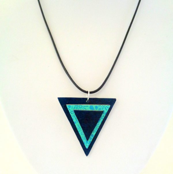 Pendentif triangle en carton - Bleu outremer/Fleurs bleues