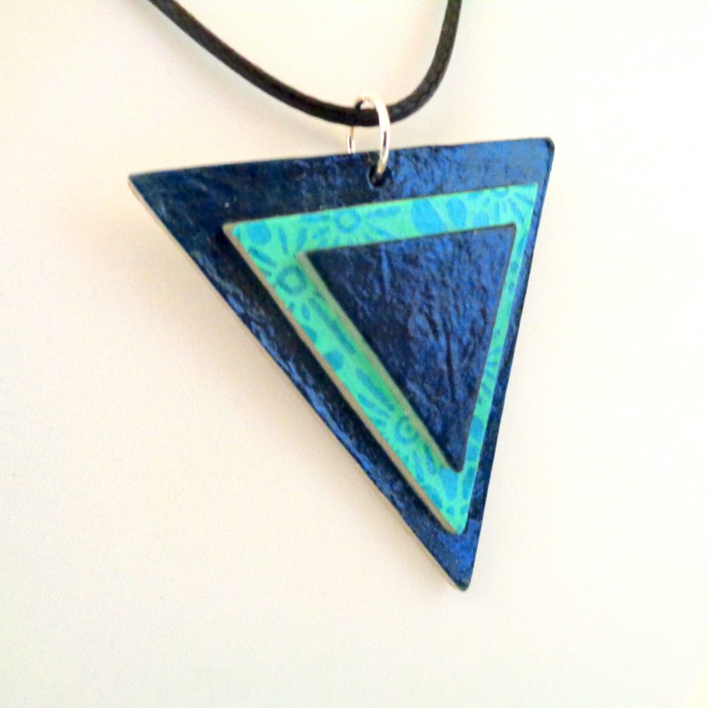 Pendentif triangle en carton - Bleu outremer/Fleurs bleues