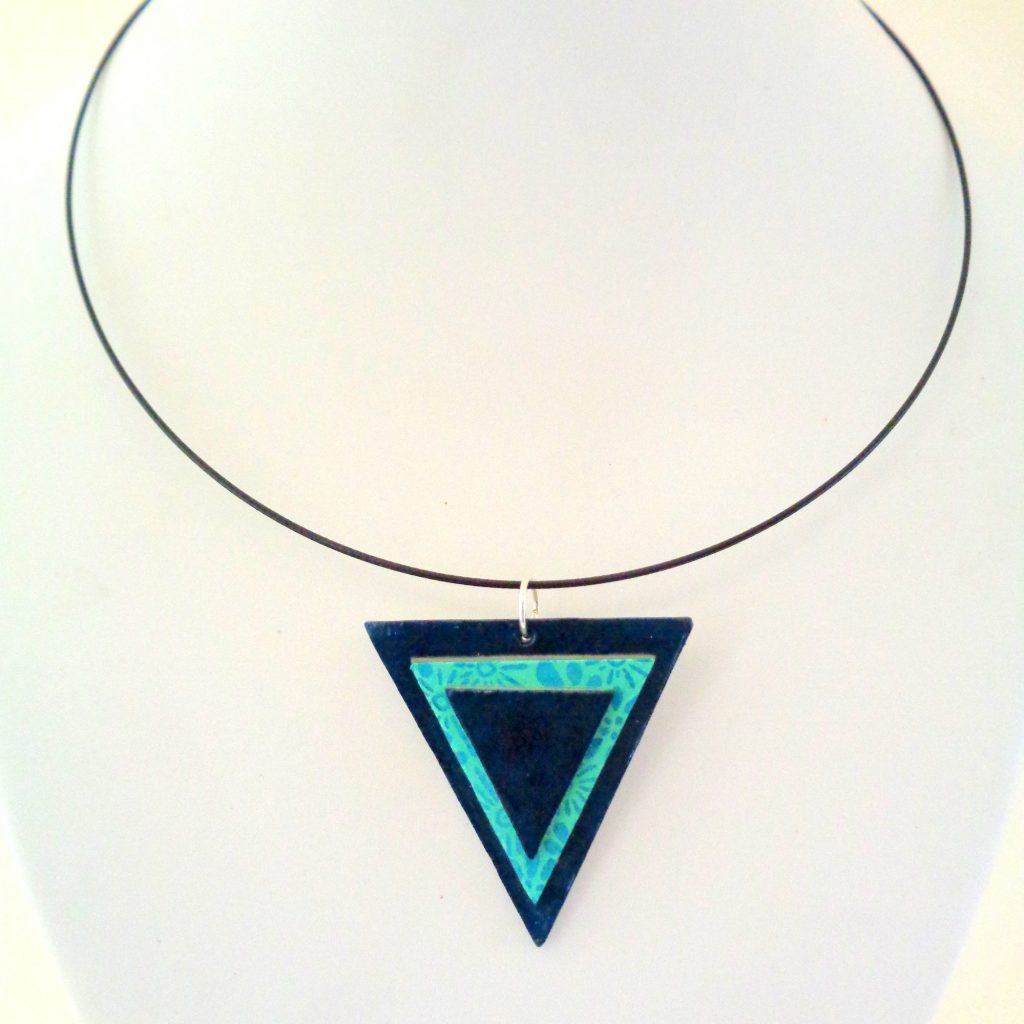 Pendentif triangle en carton - Bleu outremer/Fleurs bleues