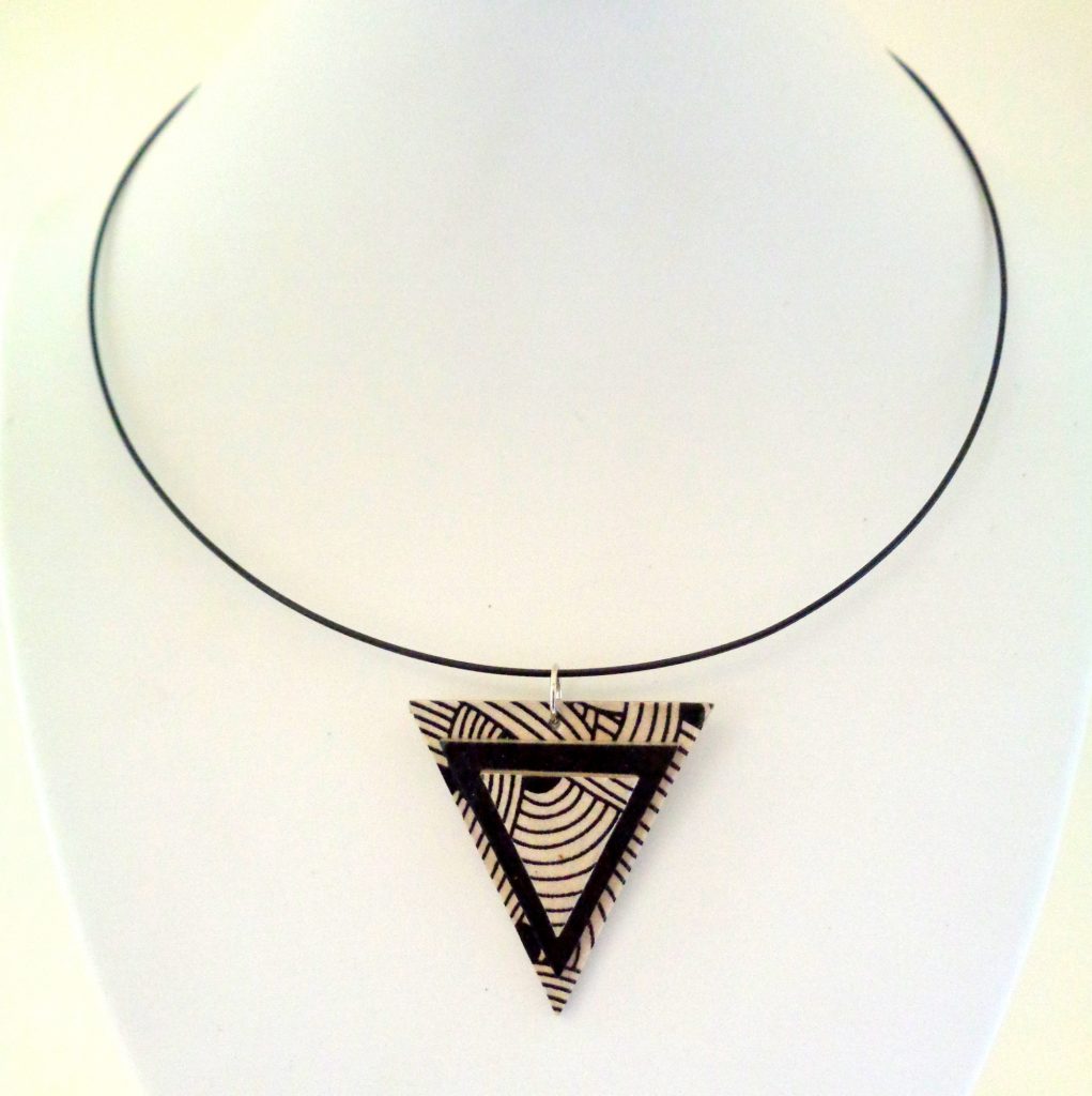 Pendentif triangle en carton - Blanc Nœud/Noir