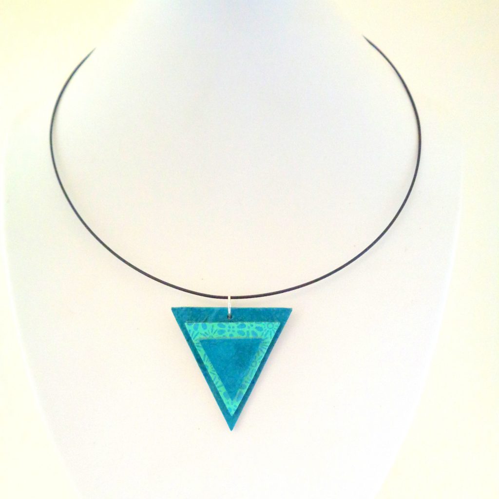 Pendentif triangle en carton - Bleu turquoise/Fleurs bleues