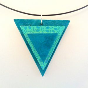 Pendentif triangle en carton - Bleu turquoise/Fleurs bleues – Image 3