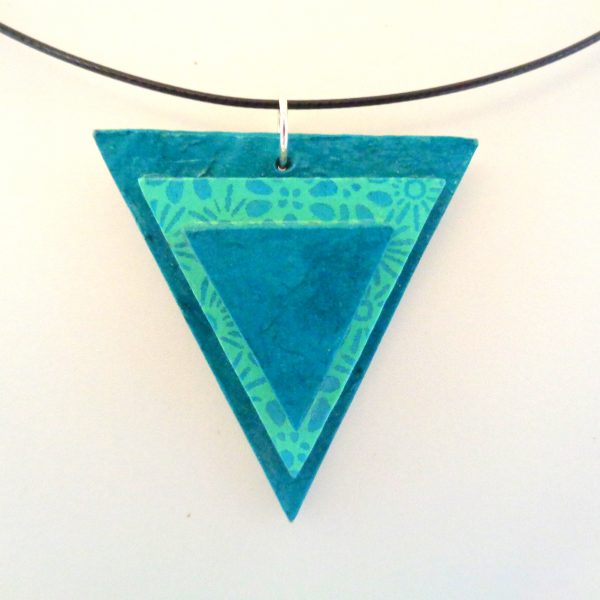 Pendentif triangle en carton - Bleu turquoise/Fleurs bleues