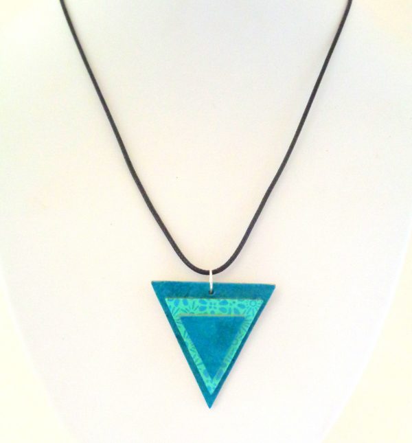 Pendentif triangle en carton - Bleu turquoise/Fleurs bleues