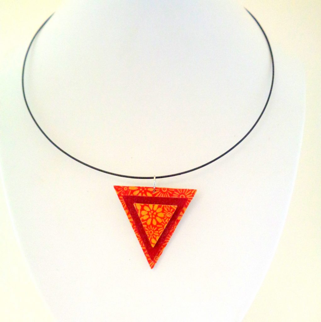 Pendentif triangle en carton - Fleurs orange/Rouge carmin