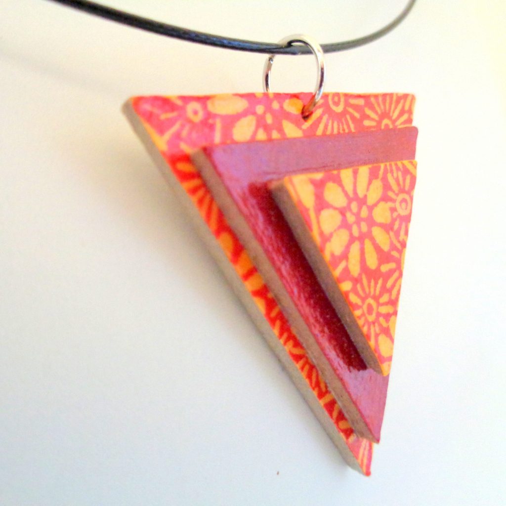 Pendentif triangle en carton - Fleurs orange/Rouge carmin