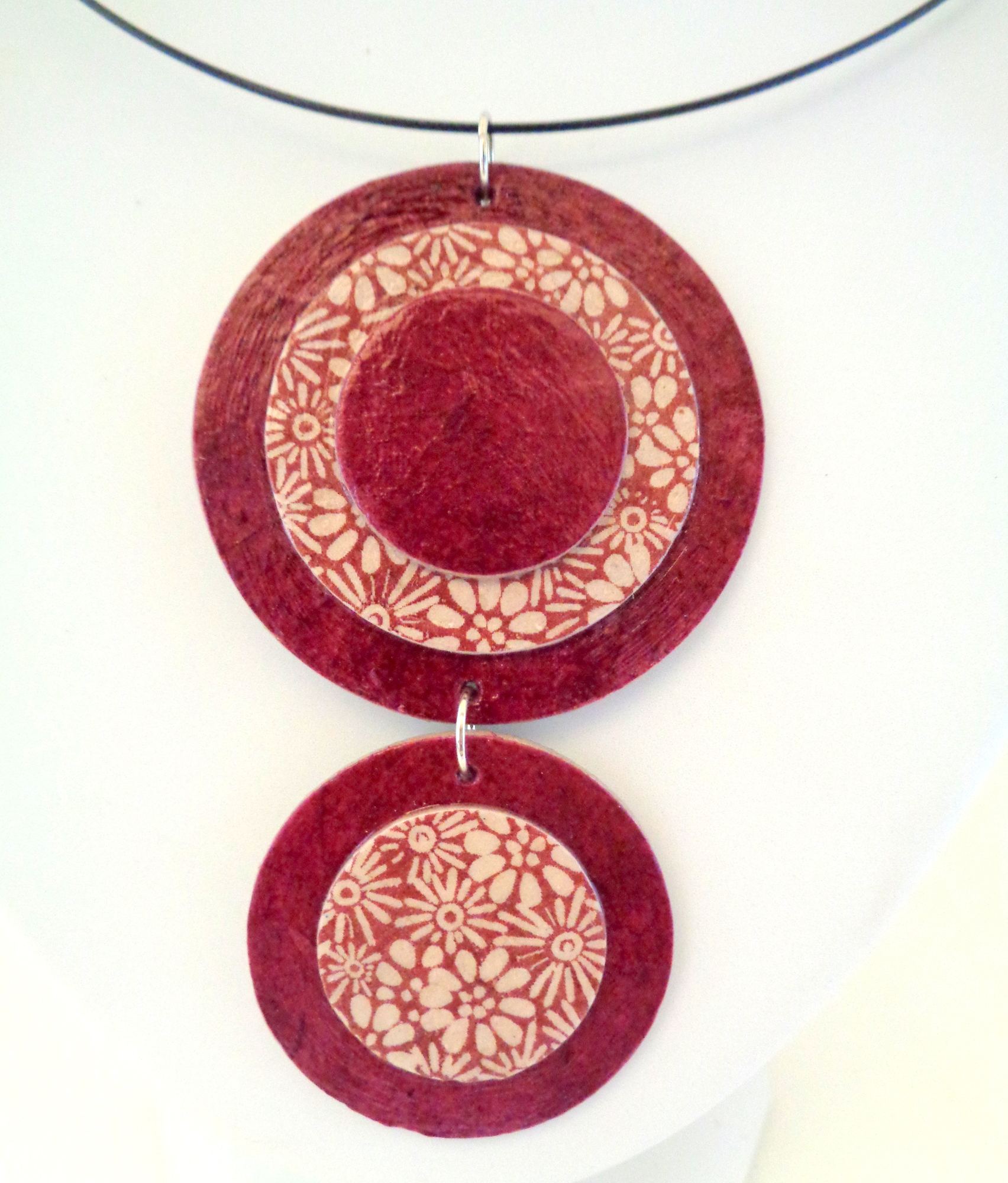 Pendentif long ronds en carton - Bordeaux/Fleurs bordeaux – Image 2