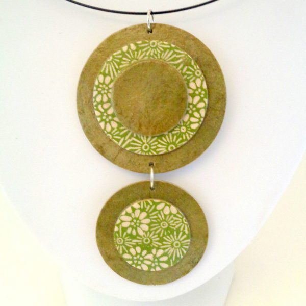 Pendentif long ronds en carton - Vert olive/vert fleurs