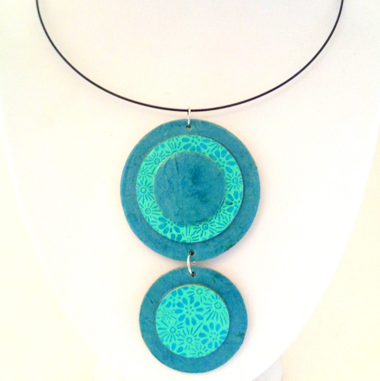 Pendentif long ronds en carton - Bleu turquoise/Fleurs bleues – Image 1