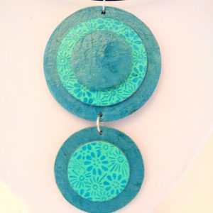 Pendentif long ronds en carton - Bleu turquoise/Fleurs bleues – Image 3