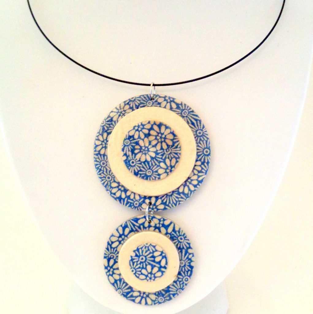 Pendentif long ronds en carton - Fleurs "bleu porcelaine"/Blanc