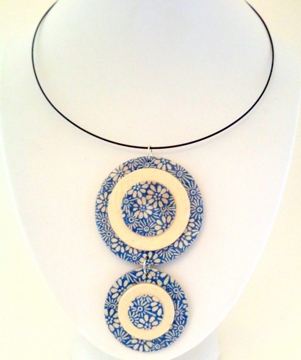 Pendentif long ronds en carton - Fleurs "bleu porcelaine"/Blanc