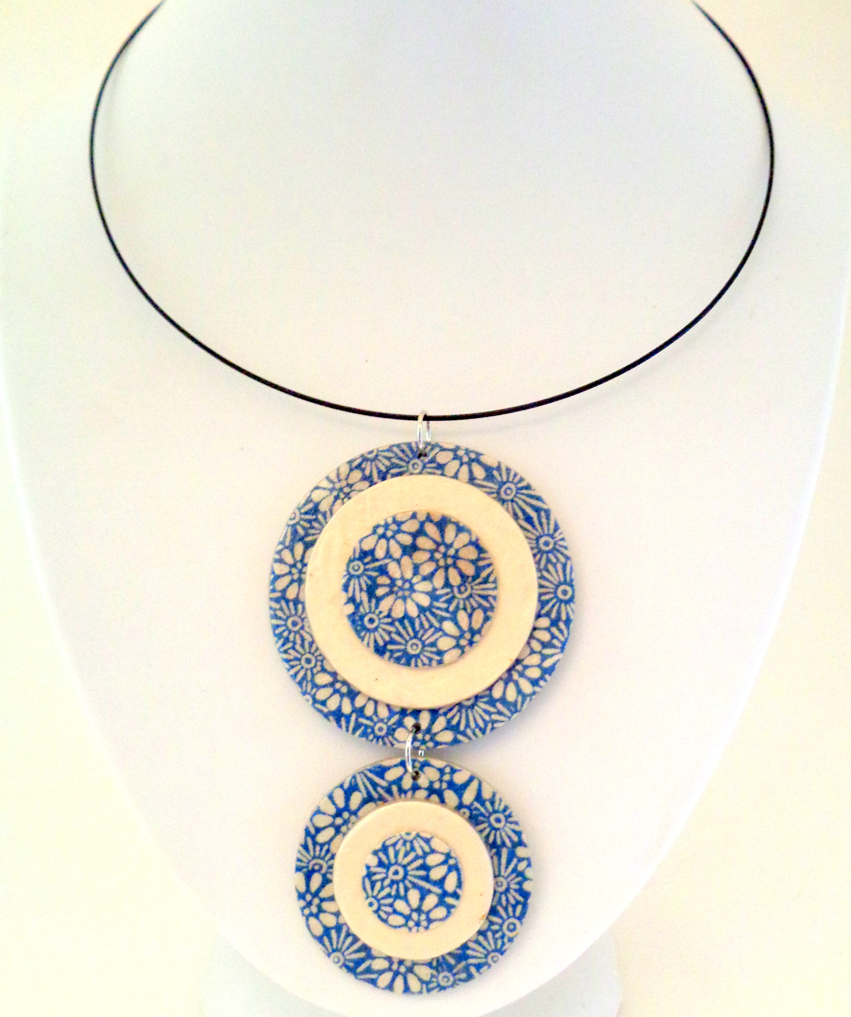 Pendentif long ronds en carton - Fleurs "bleu porcelaine"/Blanc – Image 4