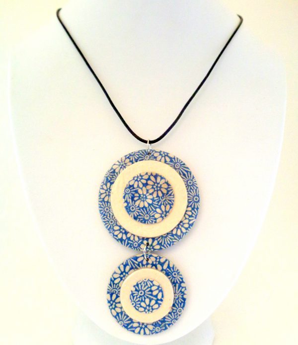 Pendentif long ronds en carton - Fleurs "bleu porcelaine"/Blanc