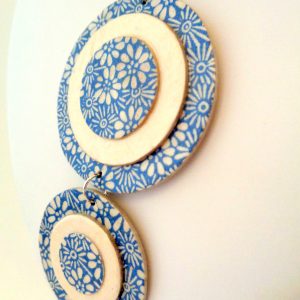 Pendentif long ronds en carton - Fleurs "bleu porcelaine"/Blanc – Image 2