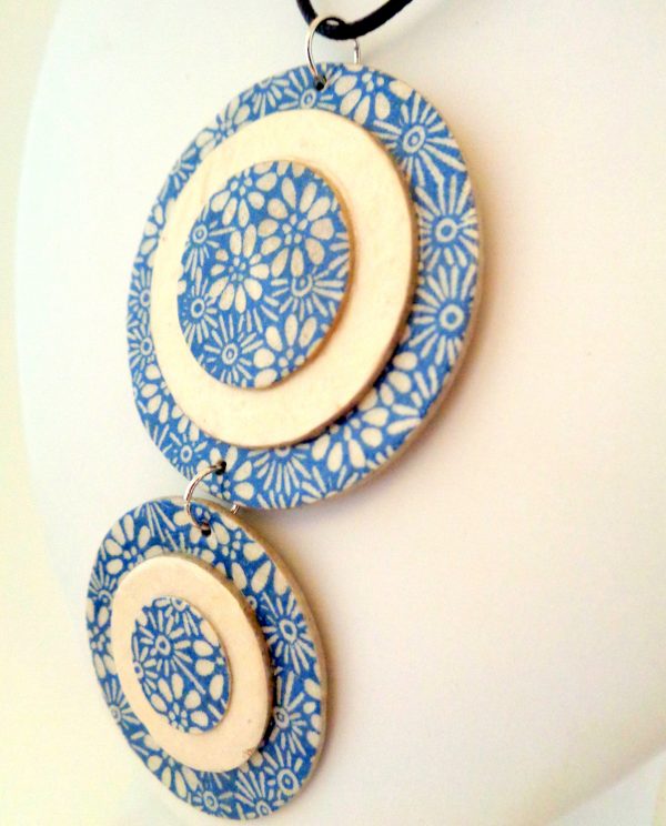 Pendentif long ronds en carton - Fleurs "bleu porcelaine"/Blanc