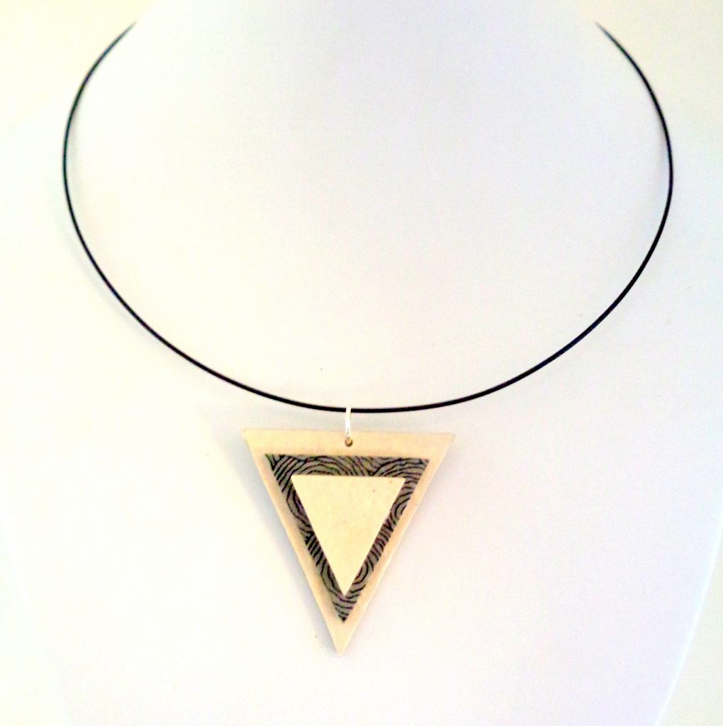 Pendentif triangle en carton - Blanc/Cercles gris