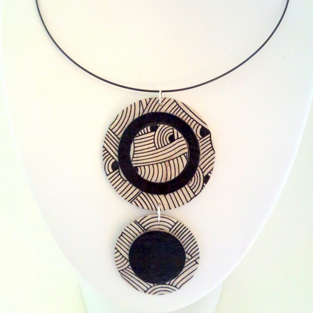 Pendentif long ronds en carton - "Blanc noeuds"/Noir