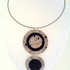 Pendentif long ronds en carton - "Blanc noeuds"/Noir – Image 3