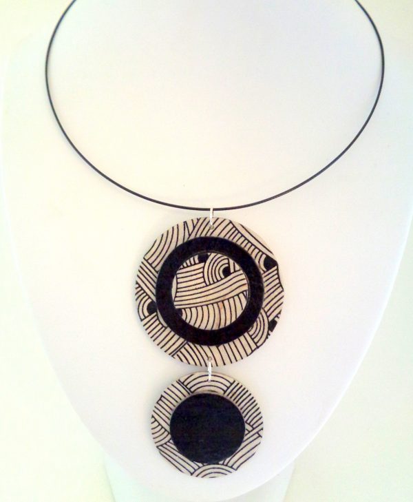 Pendentif long ronds en carton - "Blanc noeuds"/Noir