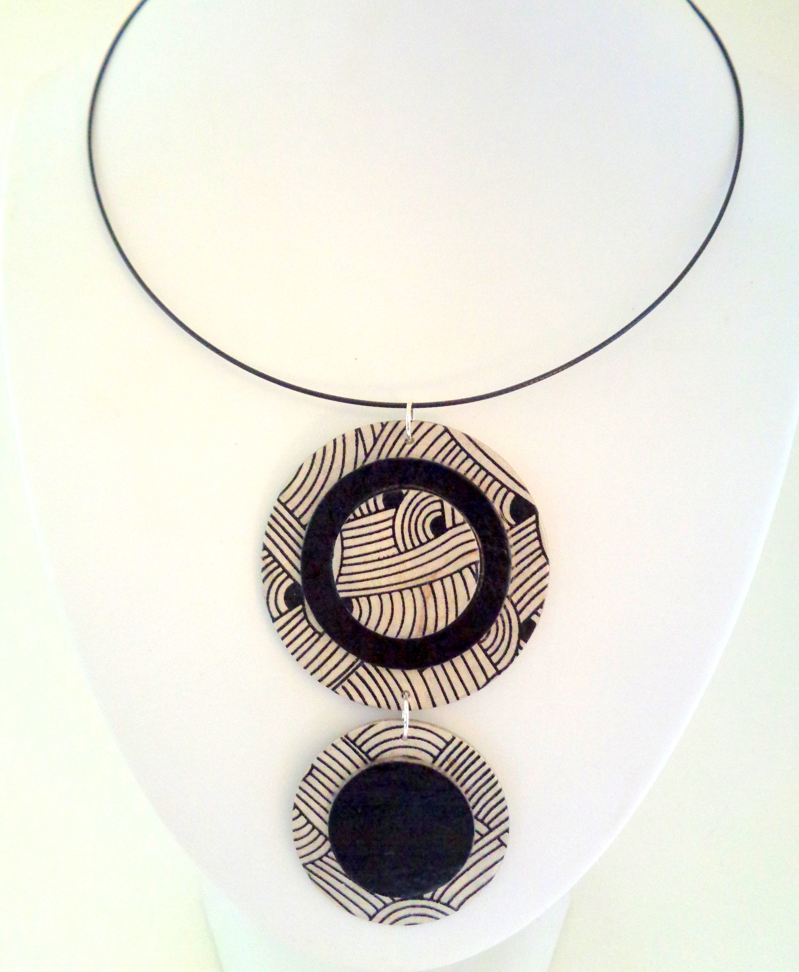 Pendentif long ronds en carton - "Blanc noeuds"/Noir – Image 3