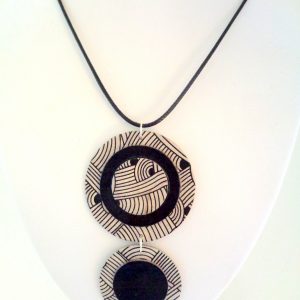 Pendentif long ronds en carton - "Blanc noeuds"/Noir – Image 2